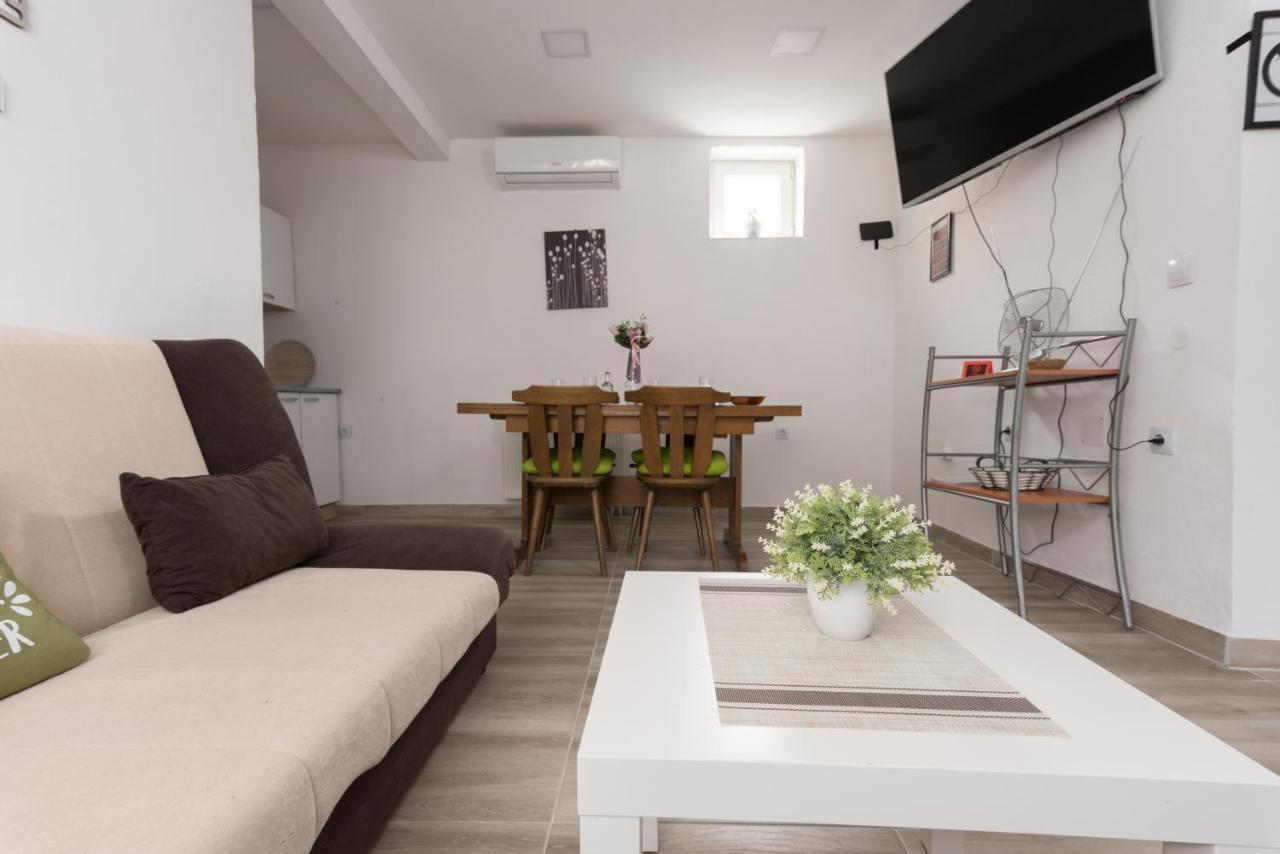 Apartmani Kod Marka โปเชกา ภายนอก รูปภาพ
